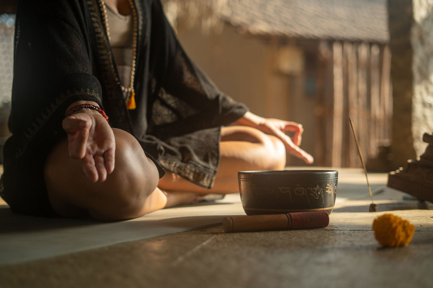 Achtsame Meditation mit Klangschale in warmem Licht